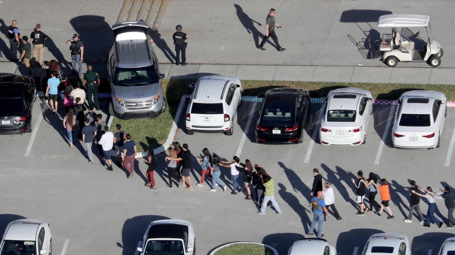 Parkland: Schüler werden von der Polizei evakuiert, nachdem an der Marjory Stoneman Douglas High School tödliche Schüsse gefallen sind.