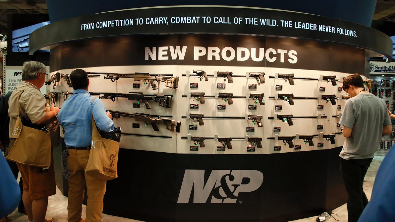 Dallas: Besucher betrachten ausgestellte Waffen auf der Jahrestagung der National Rifle Association (NRA).