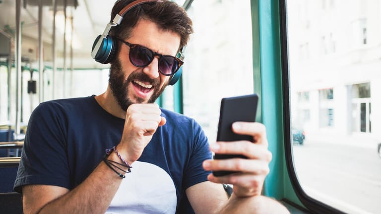 Junger Mann mit Kopfhörern in der Straßenbahn: Die WHO warnt vor bleibenden Hörschäden.