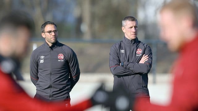 Boris Schommers (l) und Marek Mintal beobachten das Training der Mannschaft vom 1. Boris Schommers (l) und Marek Mintal beobachten das Training der Mannschaft vom 1.