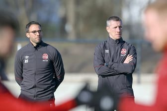 Boris Schommers (l) und Marek Mintal beobachten das Training der Mannschaft vom 1.