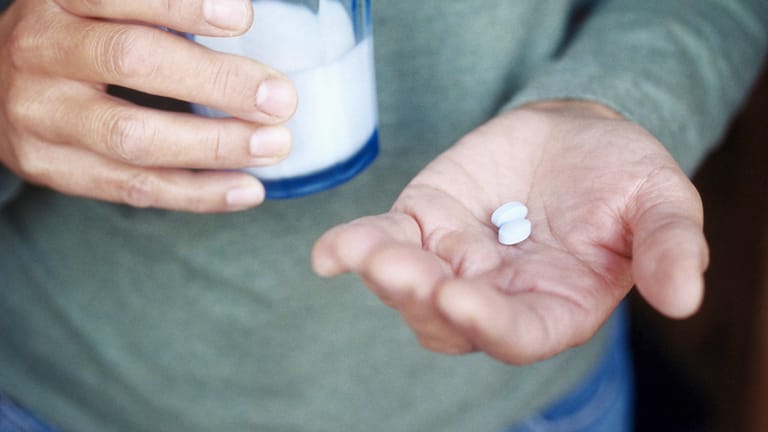 Tabletten und Milchglas: Während der Einnahme von Antibiotika sollte auf Milch und Milchprodukte verzichtet werden.