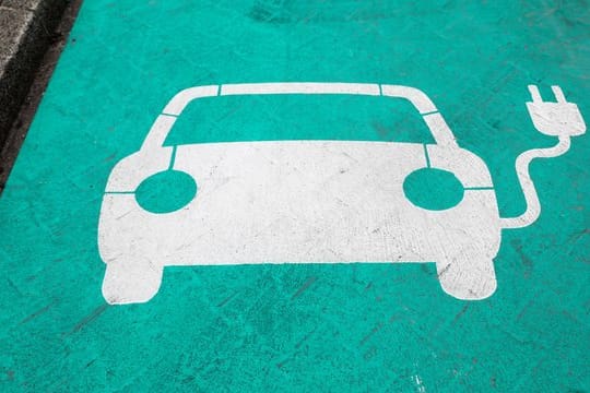 Für reine Batterieautos gibt es 4000 Euro, für Hybridautos 3000 Euro Zuschuss - bezahlt je zur Hälfte vom Bund und vom Autohersteller.