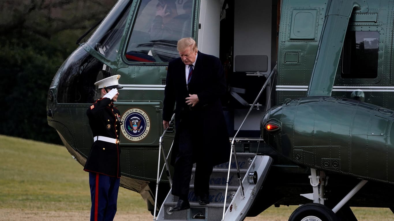 Donald Trump steigt aus einem Militär-Hubschrauber aus: Der US-Präsident will militärisch aufrüsten.