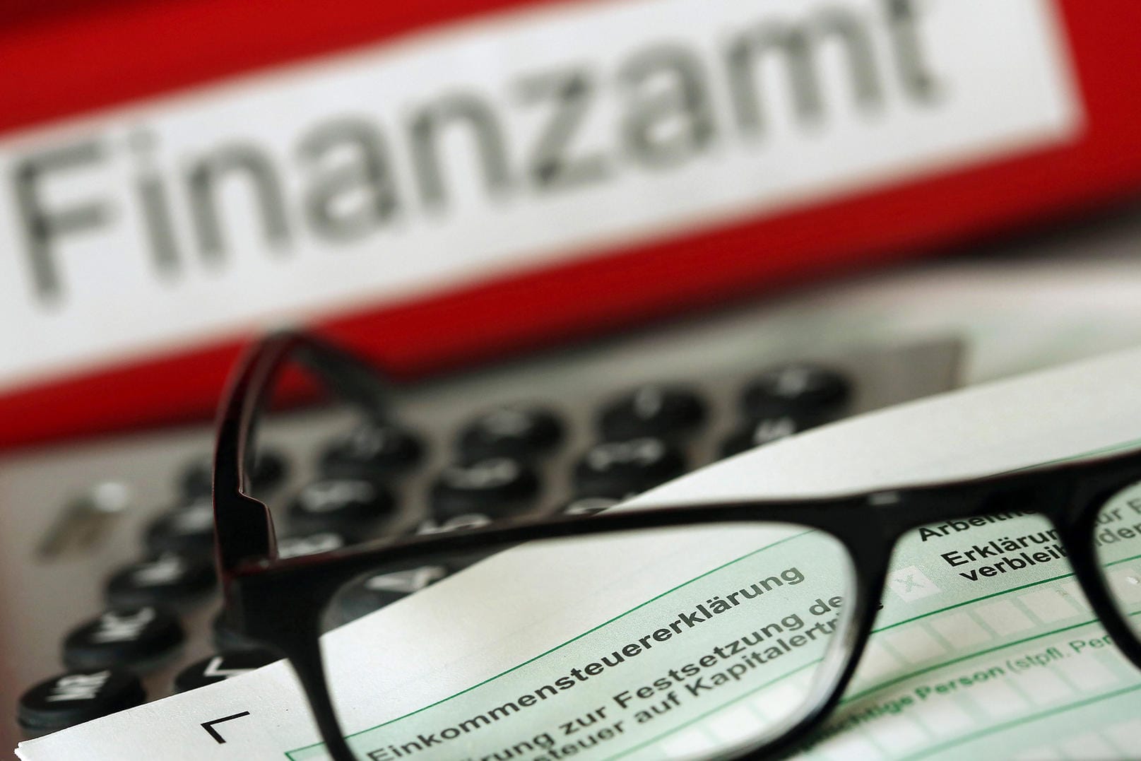 Vordruck einer Steuererklärung liegt vor einem Aktenordner