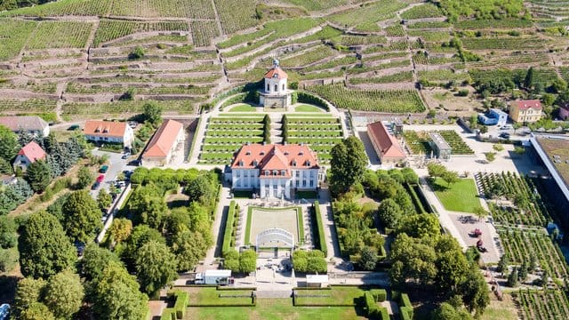 Sichtachsen wie die eines Schlossgartens lassen auch einen kleinen Garten größer erscheinen.