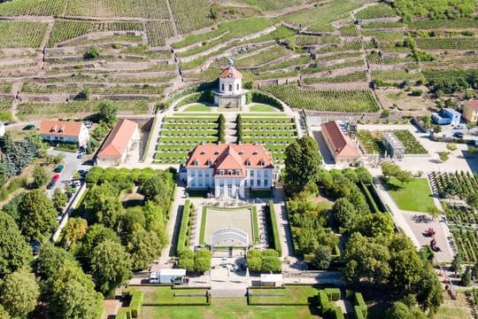 Sichtachsen wie die eines Schlossgartens lassen auch einen kleinen Garten größer erscheinen.