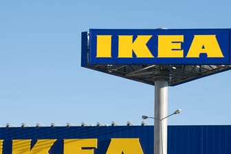 Das Logo von Ikea (Symbolbild): Der Konzern erwägt, Waren auf Onlineplattformen wie Amazon anzubieten.