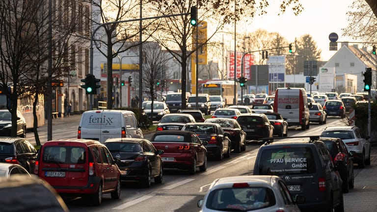 Straßenverkehr in Wiesbaden: Dieselfahrzeuge werden als Hauptursache für hohe Stickstoffdioxidwerte in Innenstädten ausgemacht.