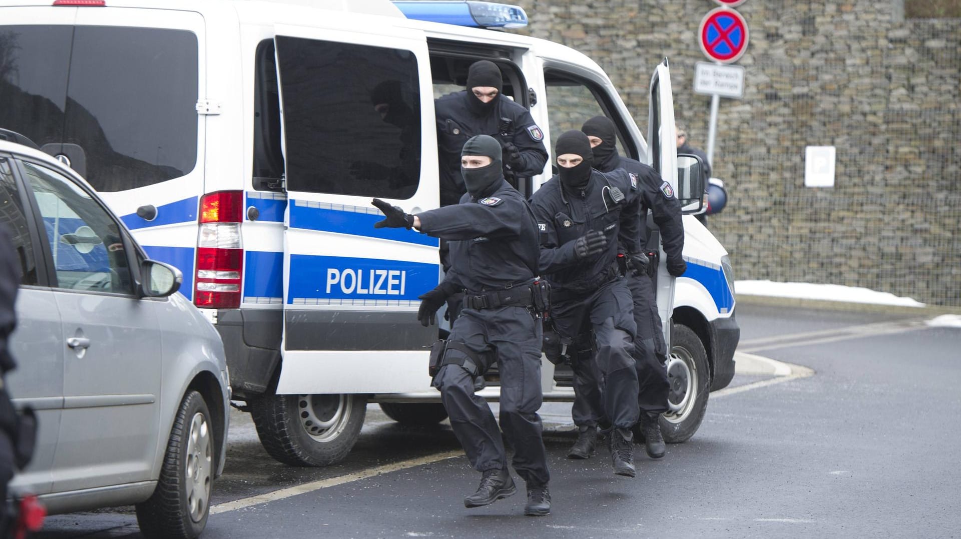 Festnahmen der Polizei (Symbolfoto): Die beiden Syrer sollen die Verbrechen zwischen 2011 und 2012 verübt haben. Anschließend verließen sie Syrien.