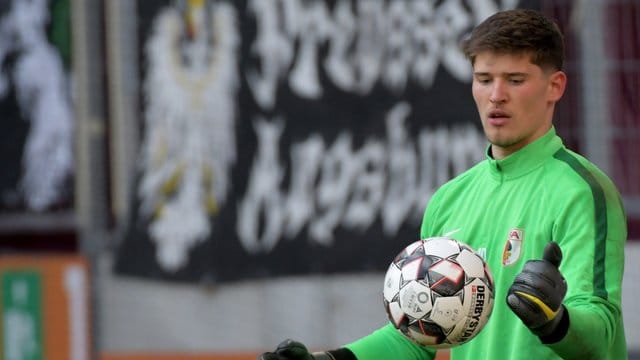Der FC Augsburg hat Torwart Gregor Kobel von 1899 Hoffenheim ausgeliehen und würde ihn gern länger halten. Der FC Augsburg hat Torwart Gregor Kobel von 1899 Hoffenheim ausgeliehen und würde ihn gern länger halten.