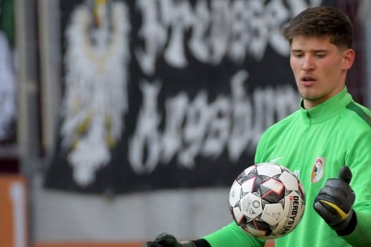 Der FC Augsburg hat Torwart Gregor Kobel von 1899 Hoffenheim ausgeliehen und würde ihn gern länger halten.