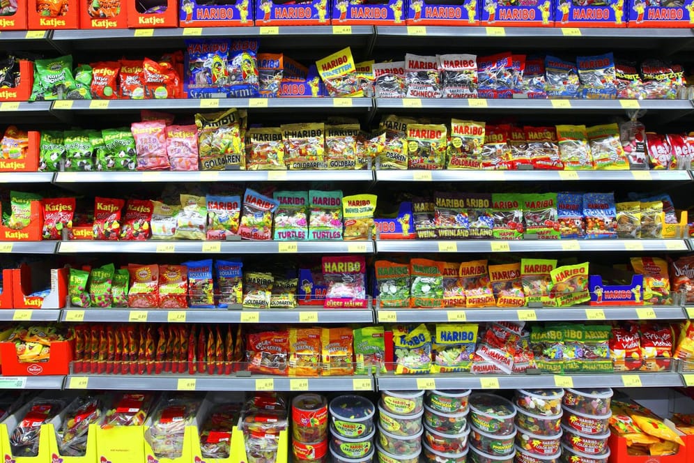 Süßigkeitenregal: Die Geschäftsführerin der Deutschen Diabetes Gesellschaft fordert höhere Steuern auf ungesunde Lebensmittel – bei gleichzeitiger Mehrwertsteuerbefreiung von gesunden Lebensmitteln.