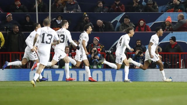 Die Spieler von Paris Saint-Germain feiern ein Tor. Die Spieler von Paris Saint-Germain feiern ein Tor.