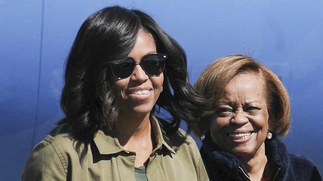 Michelle Obama (l) und ihre Mutter Marian Robinson 2016 in Buenos Aires. Michelle Obama (l) und ihre Mutter Marian Robinson 2016 in Buenos Aires.