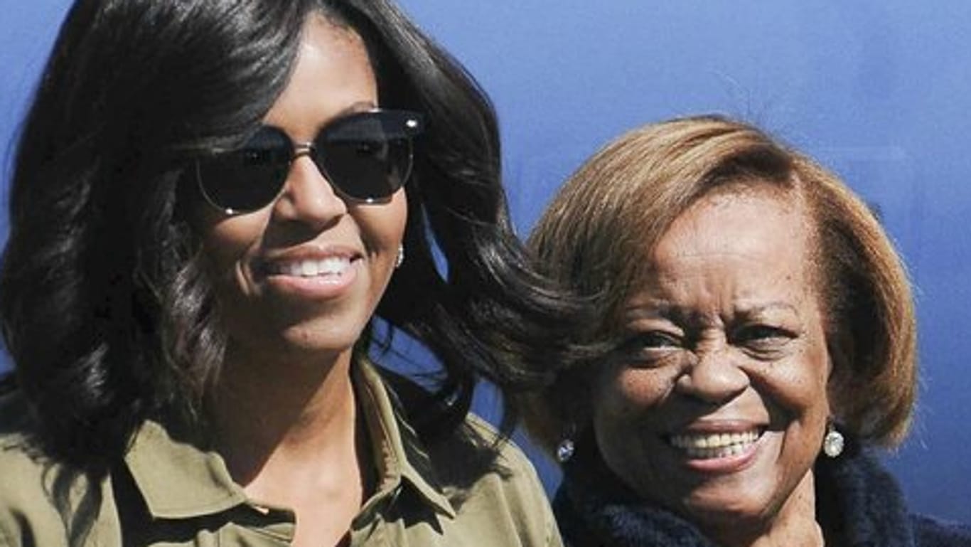 Michelle Obama (l) und ihre Mutter Marian Robinson 2016 in Buenos Aires.