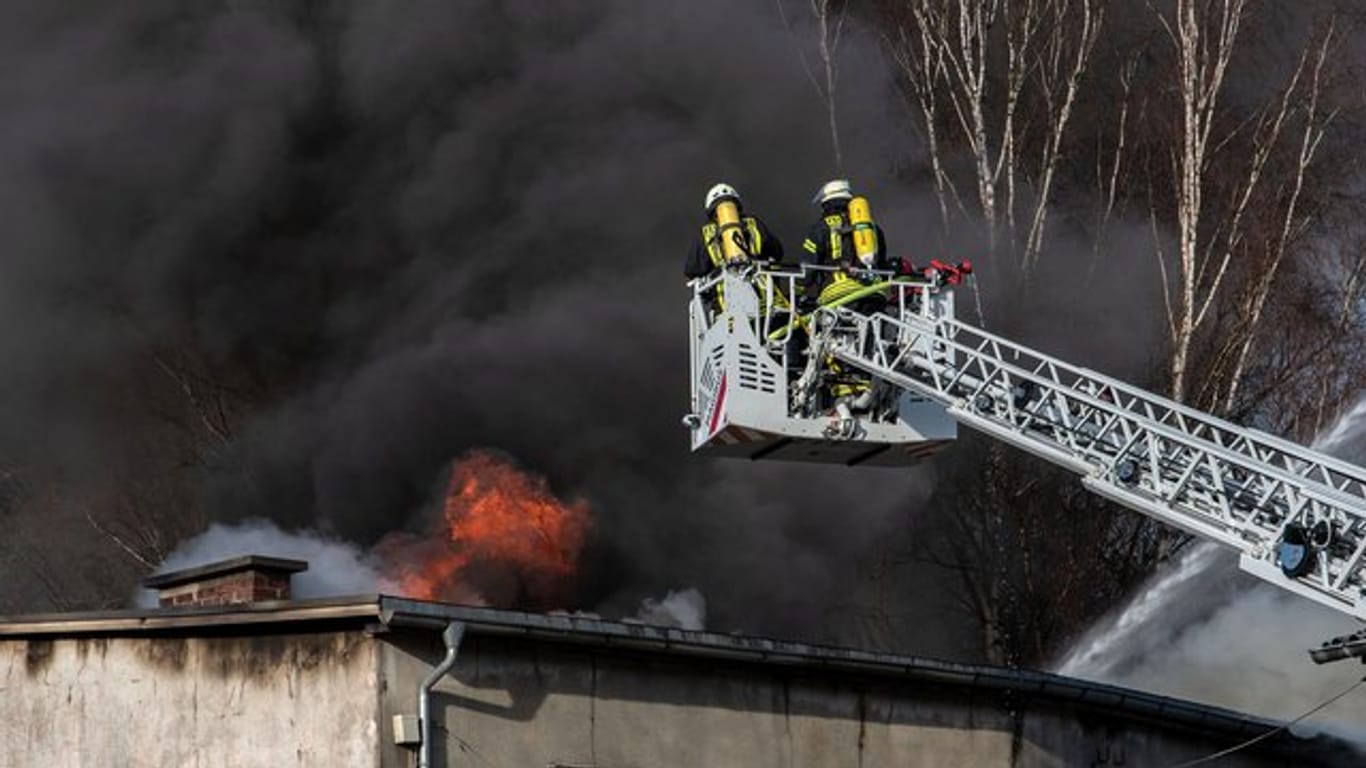 Das Feuer hat aus dem ersten Obergeschoss auf das Dach übergriffen.