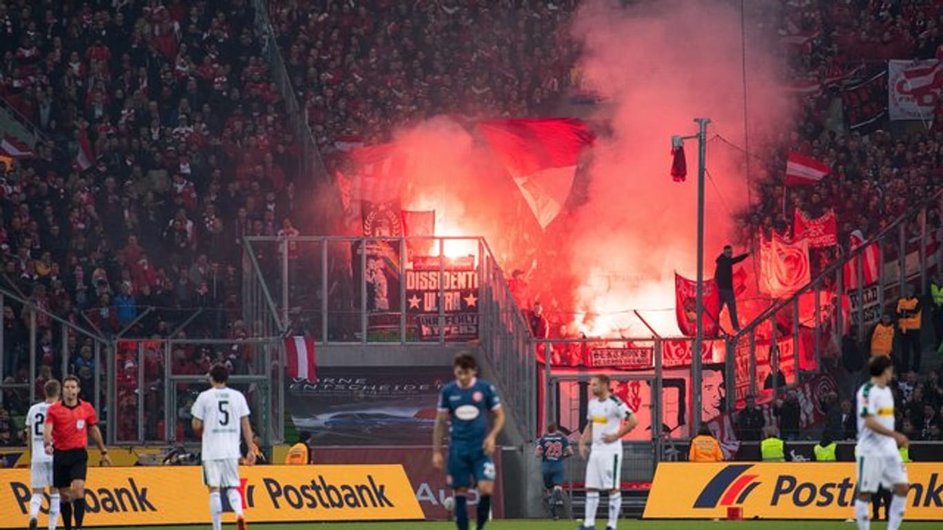 Düsseldorf-Fans brennen in Gladbach Pyrotechnik ab.