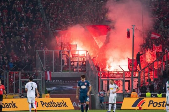 Düsseldorf-Fans brennen in Gladbach Pyrotechnik ab.