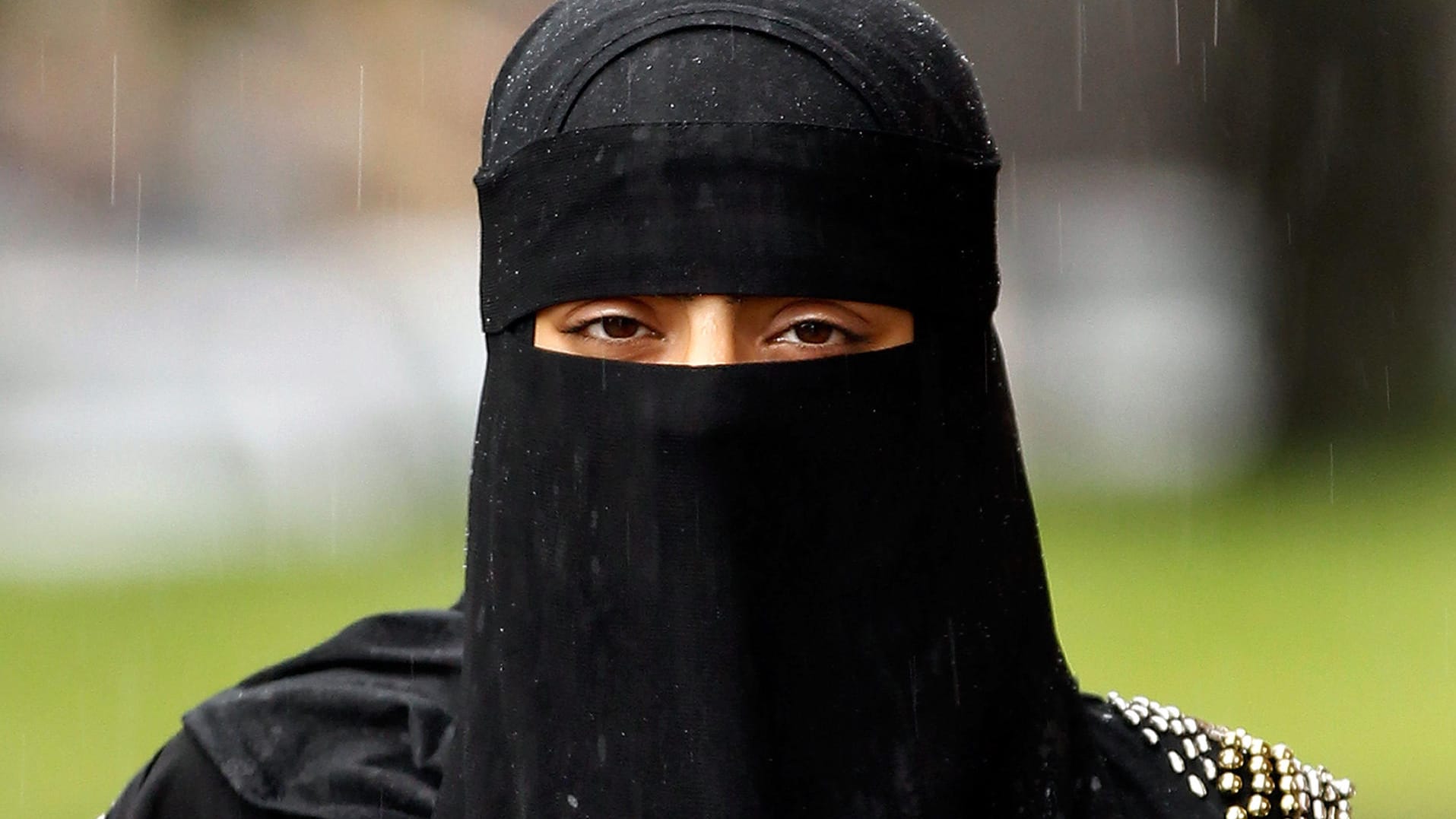 Eine Frau mit Niqab (Symbolbild): In der Jamaika-Koalition des Landes zeigte sich ein Riss. Während CDU und FDP das Verbot an der Uni und Priens Vorstoß unterstützen, gehen die Grünen auf Distanz.