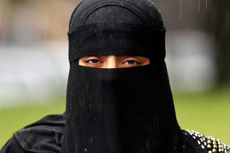 Eine Frau mit Niqab (Symbolbild): In der Jamaika-Koalition des Landes zeigte sich ein Riss. Während CDU und FDP das Verbot an der Uni und Priens Vorstoß unterstützen, gehen die Grünen auf Distanz.