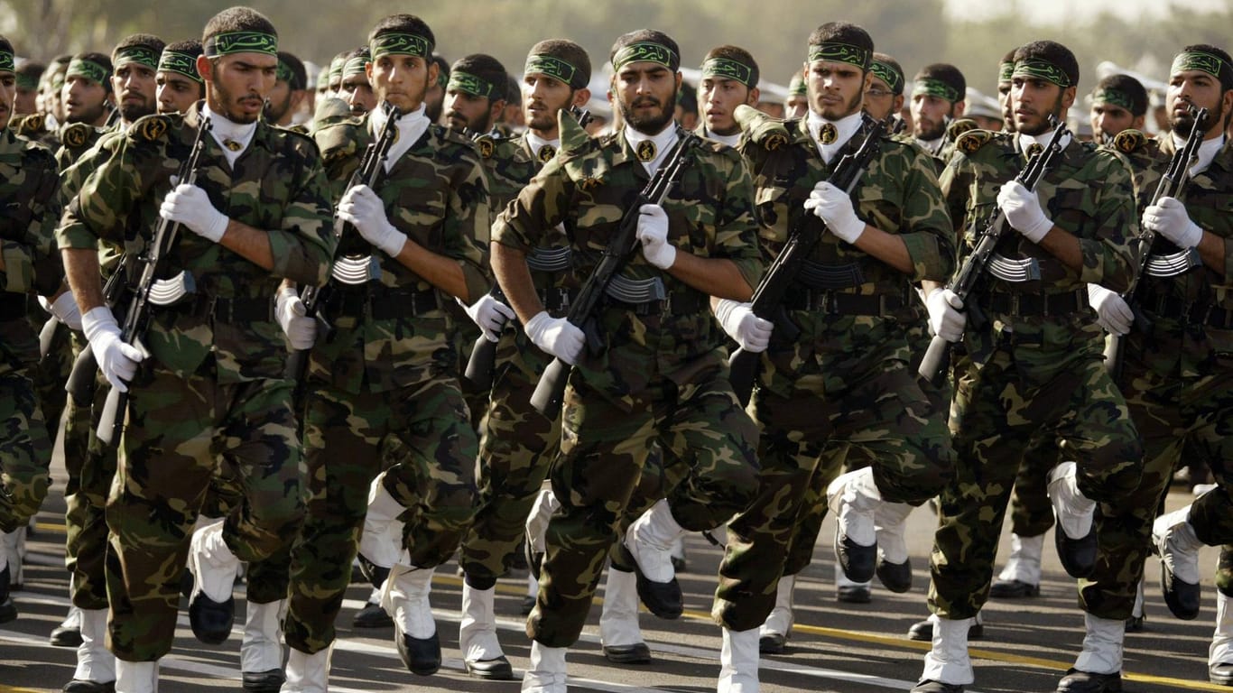 Soldaten der iranischen Revolutionsgarde während einer Militärparade: Bei einem Anschlag im Iran sind viele Revolutionsgardisten getötet worden.