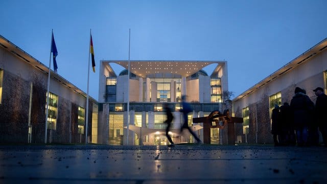 Konkrete Beschlüsse waren bei den stundenlangen nächtlichen Beratungen im Kanzleramt zunächst nicht geplant. Konkrete Beschlüsse waren bei den stundenlangen nächtlichen Beratungen im Kanzleramt zunächst nicht geplant.