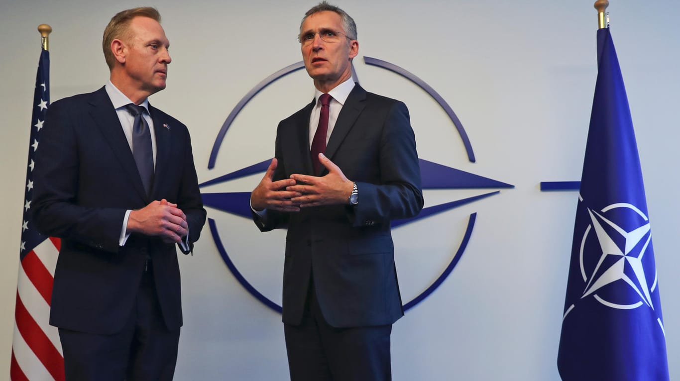 Jens Stoltenberg (rechts) und Patrick Shanahan: Der Nato-Generalsekretär und der amtierende US-Verteidigungsminister auf dem Nato-Treffen in Brüssel.