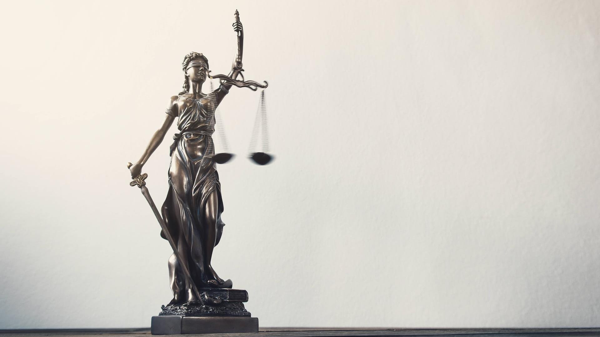 Justitia, die römische Göttin der Gerechtigkeit (Symbolfoto): Eine 17-Jährige ist wegen Körperverletzung mit Todesfolge verurteilt worden.