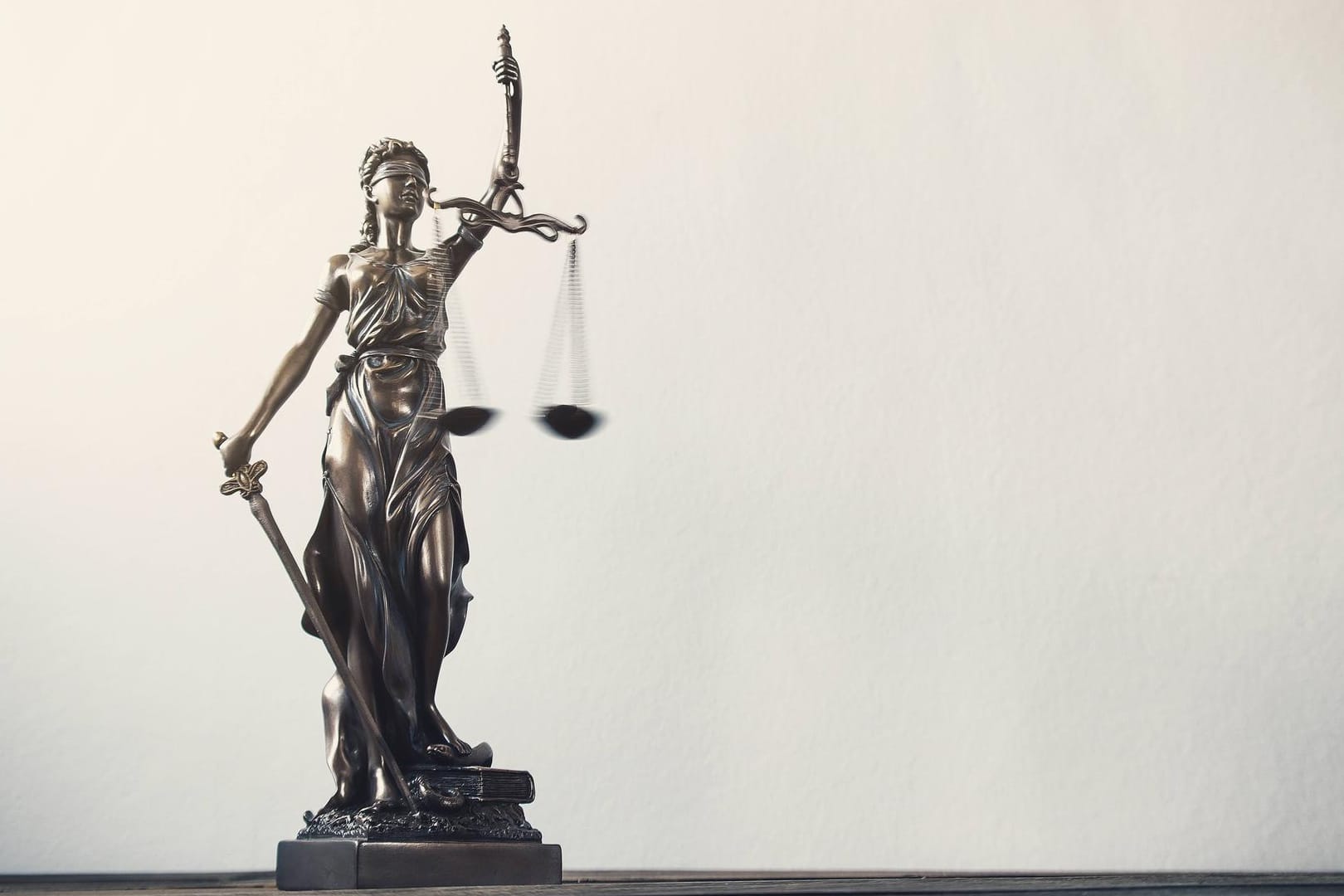 Justitia, die römische Göttin der Gerechtigkeit (Symbolfoto): Eine 17-Jährige ist wegen Körperverletzung mit Todesfolge verurteilt worden.