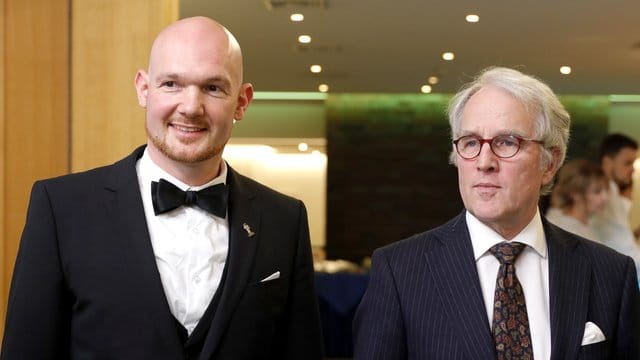 Der deutsche Astronaut Alexander Gerst (l) und der deutsche Botschafter in Russland Rüdiger von Fritsch bei einem Empfang in der deutschen Botschaft in Moskau. Der deutsche Astronaut Alexander Gerst (l) und der deutsche Botschafter in Russland Rüdiger von Fritsch bei einem Empfang in der deutschen Botschaft in Moskau.