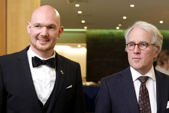 Der deutsche Astronaut Alexander Gerst (l) und der deutsche Botschafter in Russland Rüdiger von Fritsch bei einem Empfang in der deutschen Botschaft in Moskau.
