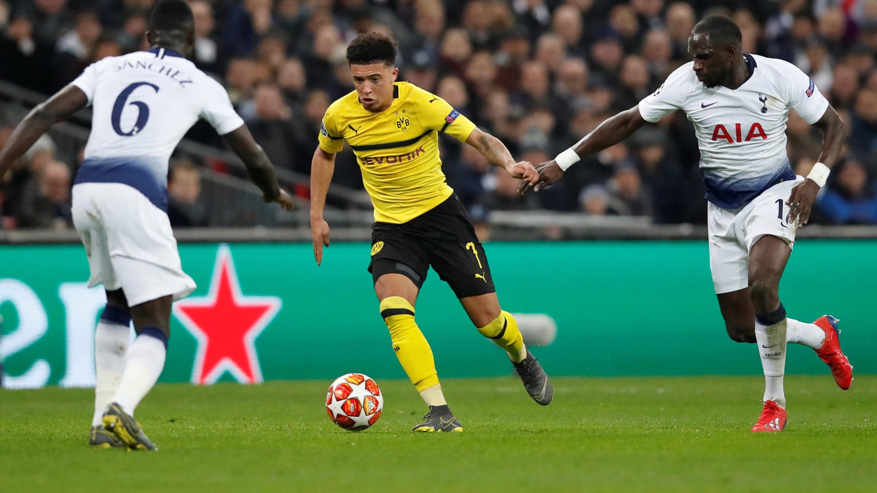 Dortmunds Jadon Sancho (M.) sorgte bei seiner Rückkehr nach London in der ersten Halbzeit für Wirbel.