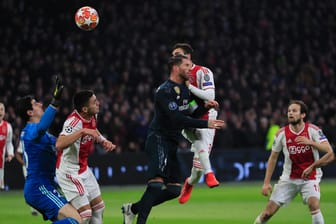 Champions League: Ajax' Nicolas Tagliafico (2.v.r.) köpft den Ball an Sergio Ramos vorbei.