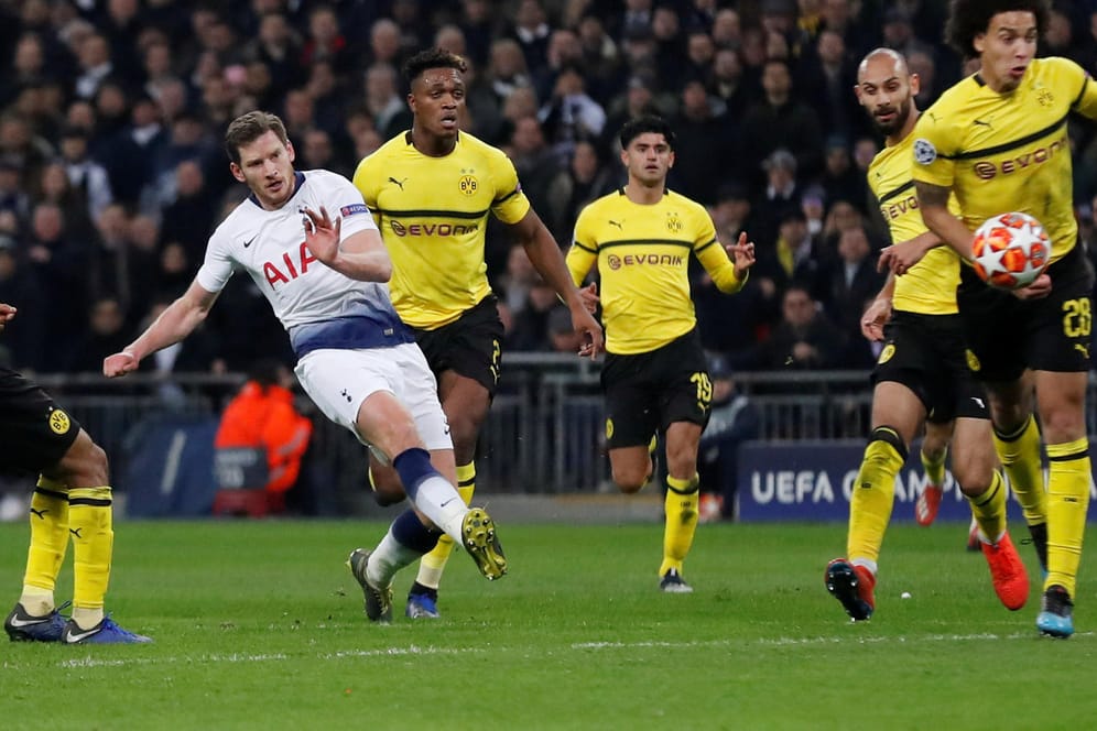 Kommt umringt von Dortmundern zum Schuss: Tottenhams Jan Vertonghen (M.), der das zweite Tor der Spurs erzielte.