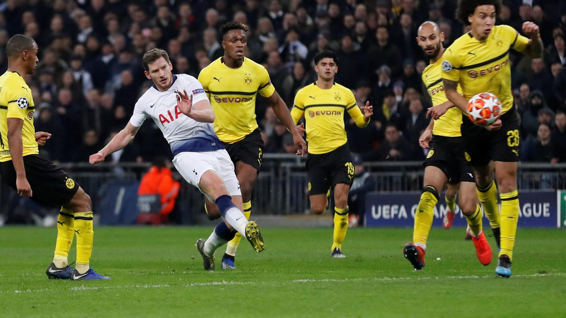 Kommt umringt von Dortmundern zum Schuss: Tottenhams Jan Vertonghen (M.), der das zweite Tor der Spurs erzielte.