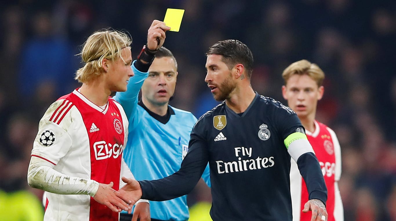 Real-Kapitän Sergio Ramos (r.) kassiert die Gelbe Karte nach einem zweikampf mit Kasper Dolberg.