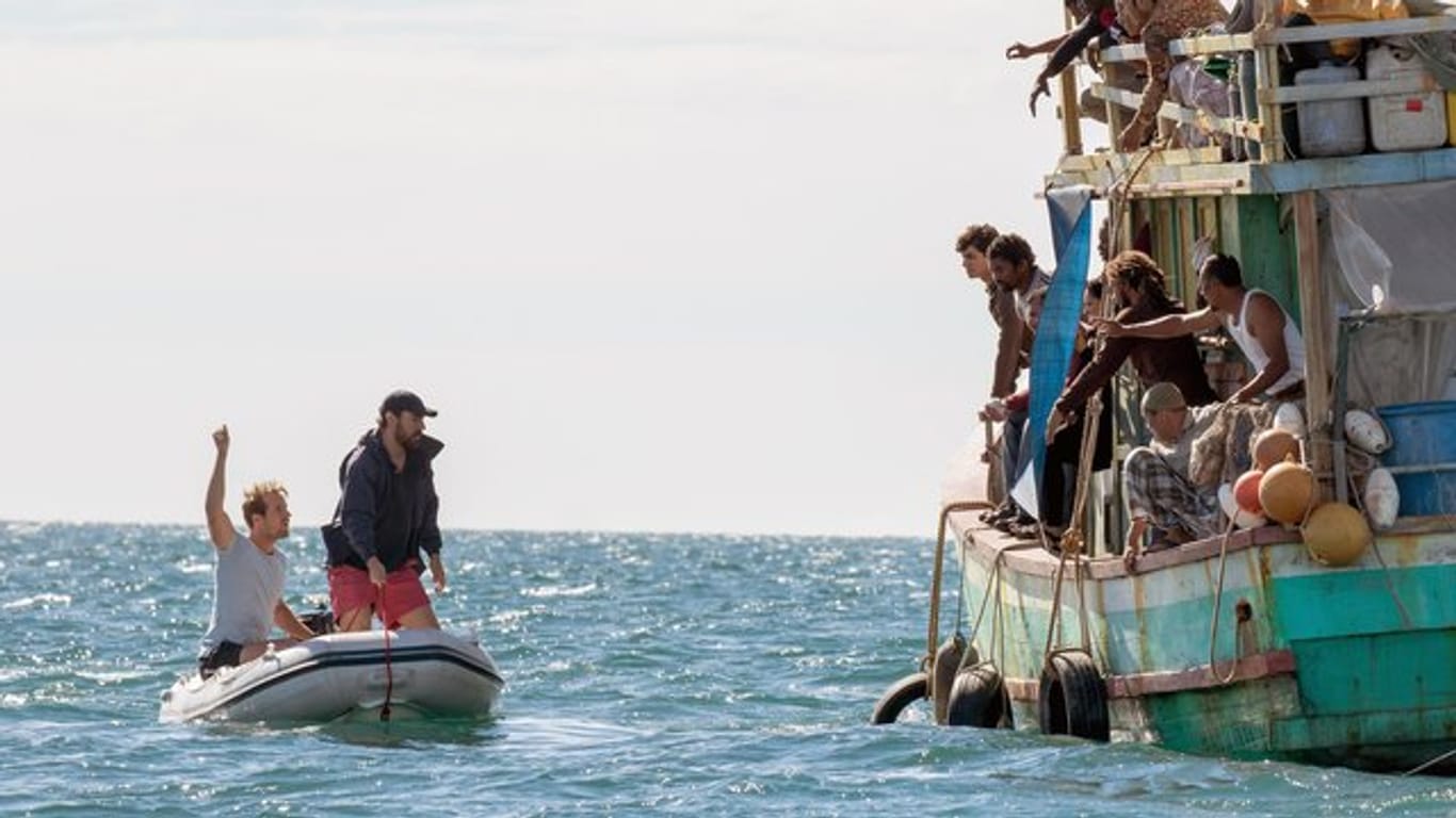 Ryan (Ewen Leslie, r im Boot) und Damien (Joel Jackson, l im Boot) wollen den Flüchtlingen helfen.