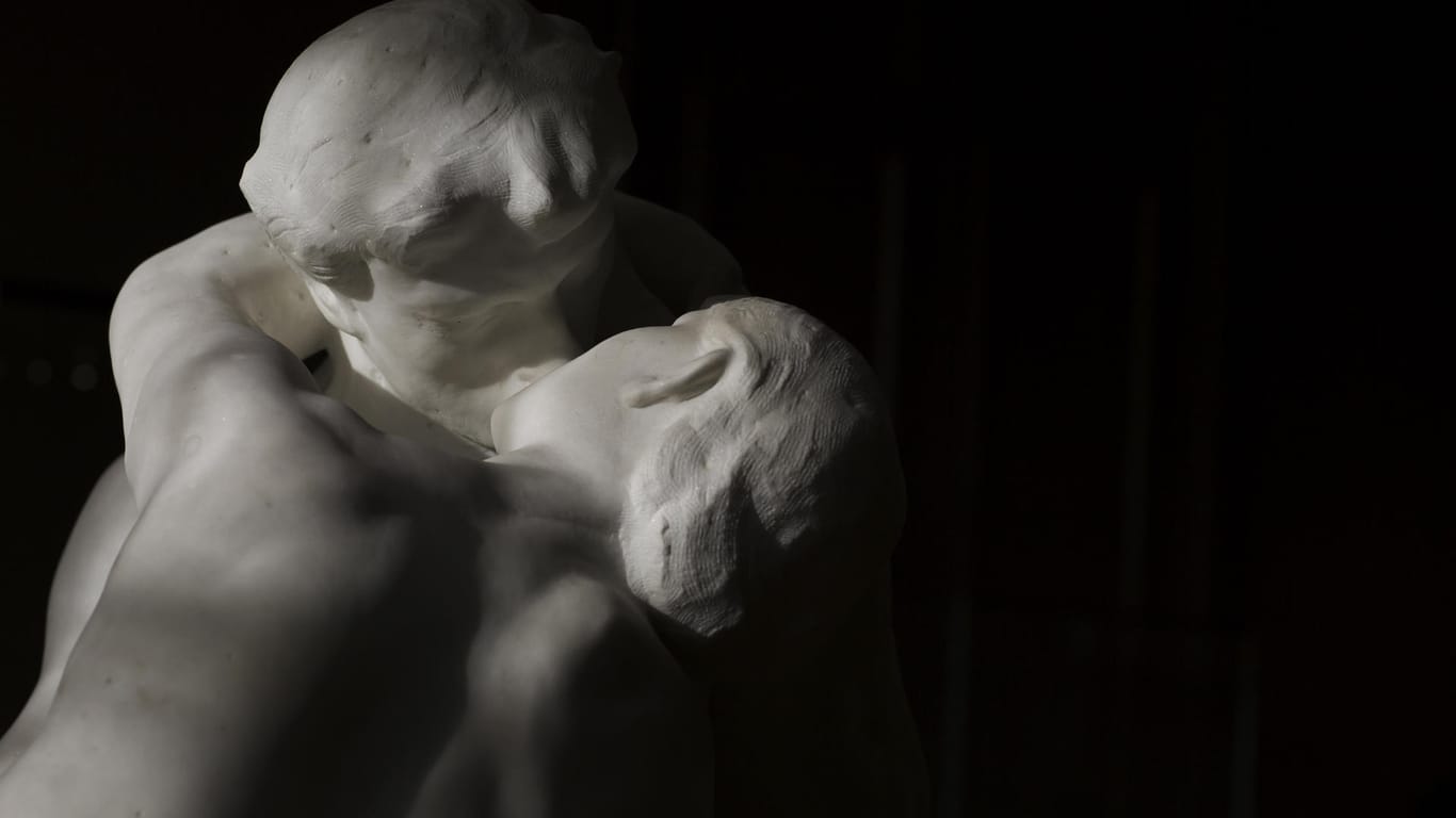 Skulptur “Der Kuss“ von Auguste Rodin, Teil der Ausstellung “Soirée Love“ im Rodin-Museum Paris.