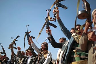 Houthi-Rebellen im Jemen: Im Jemen bekämpfen sich seit Jahren Regierungstruppen und schiitische Houthi-Rebellen, die von Iran unterstützt werden.