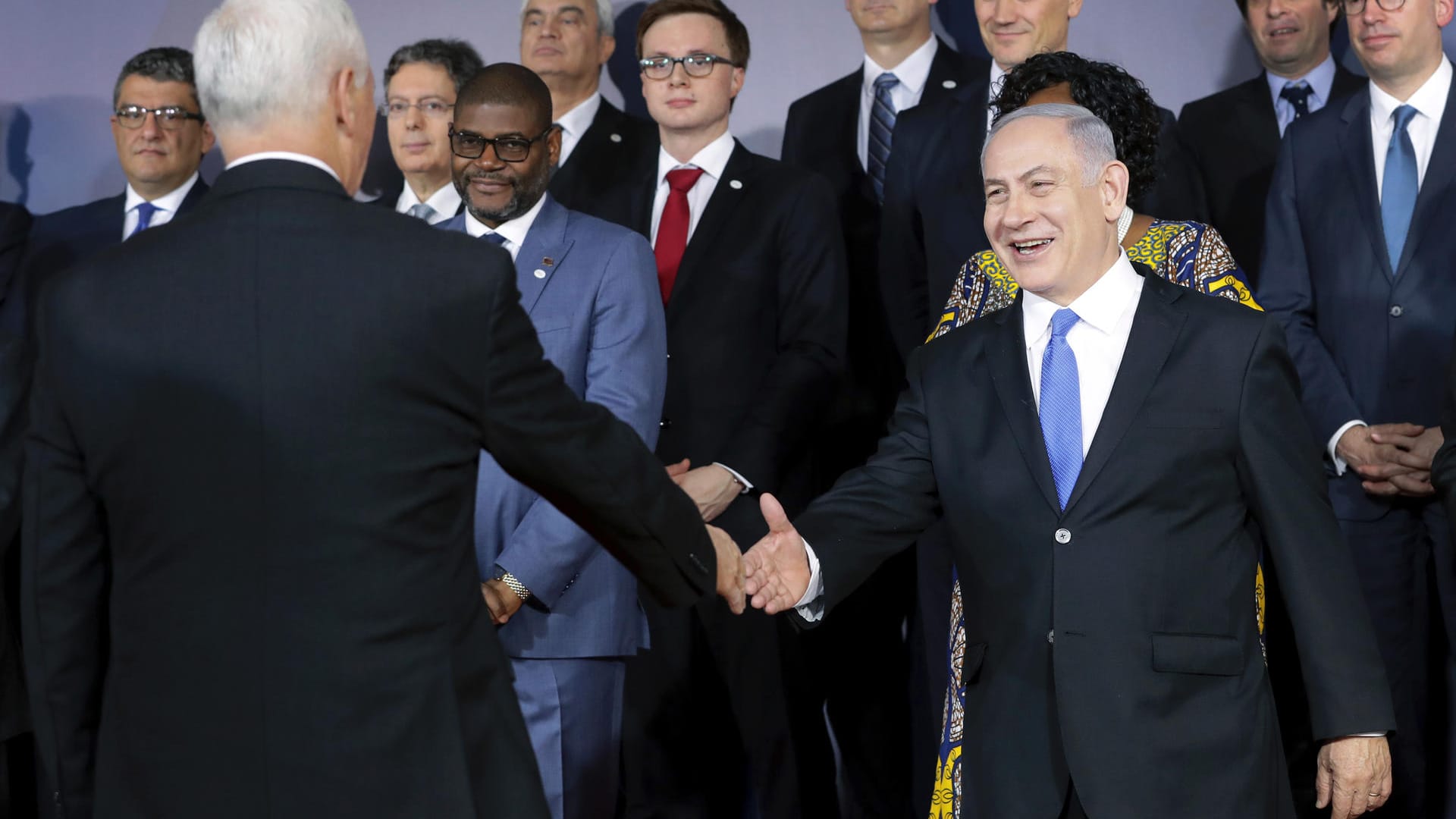 Mike Pence (Rückansicht,l), Vizepräsident der USA, begrüßt Benjamin Netanjahu, Premierminister von Israel, vor einem Gruppenfoto mit Vertretern aus 60 Ländern: Die umstrittene Nahost-Konferenz der USA und Polens hat am Mittwoch in Warschau mit einem Abendessen im Königsschloss begonnen.