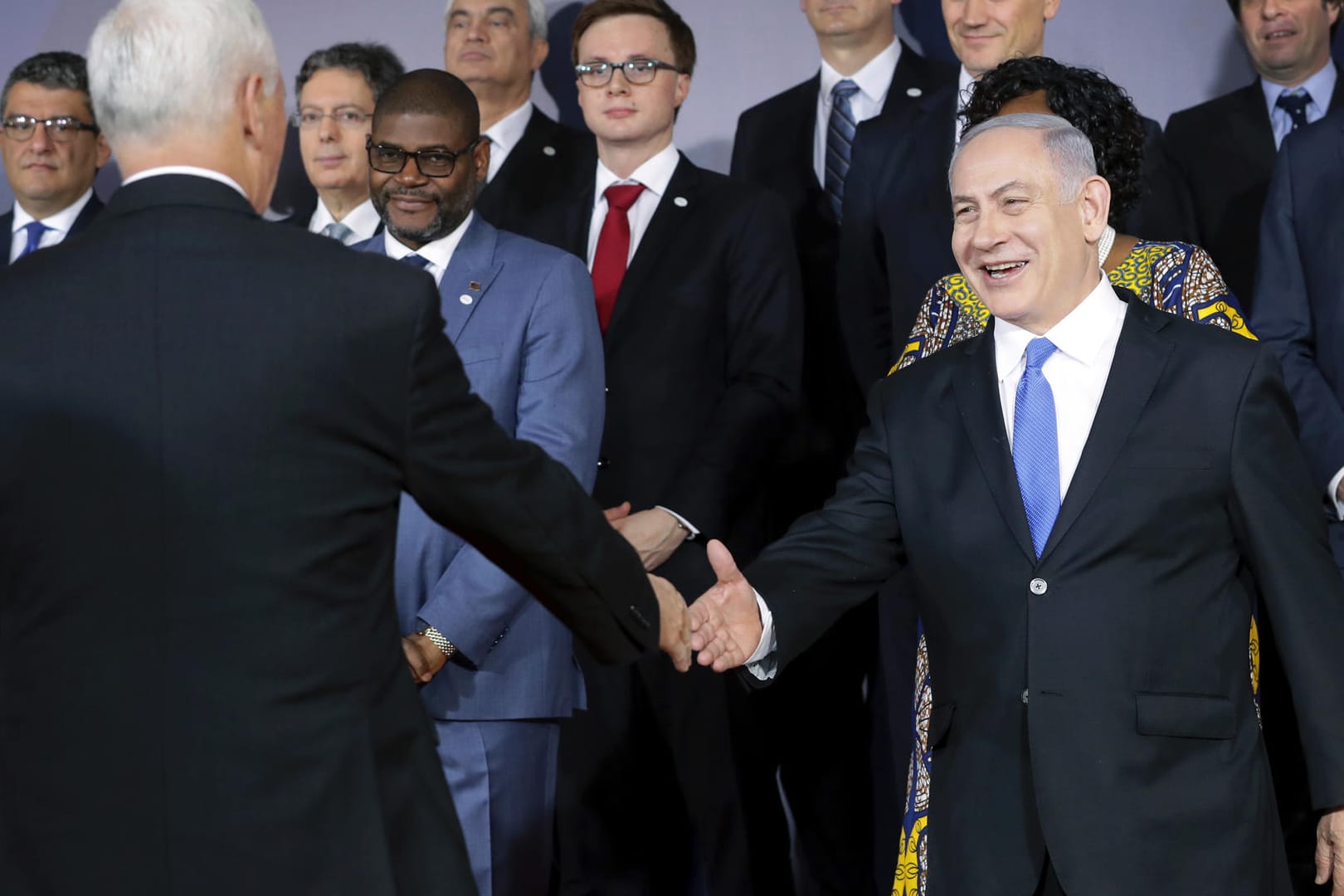 Mike Pence (Rückansicht,l), Vizepräsident der USA, begrüßt Benjamin Netanjahu, Premierminister von Israel, vor einem Gruppenfoto mit Vertretern aus 60 Ländern: Die umstrittene Nahost-Konferenz der USA und Polens hat am Mittwoch in Warschau mit einem Abendessen im Königsschloss begonnen.