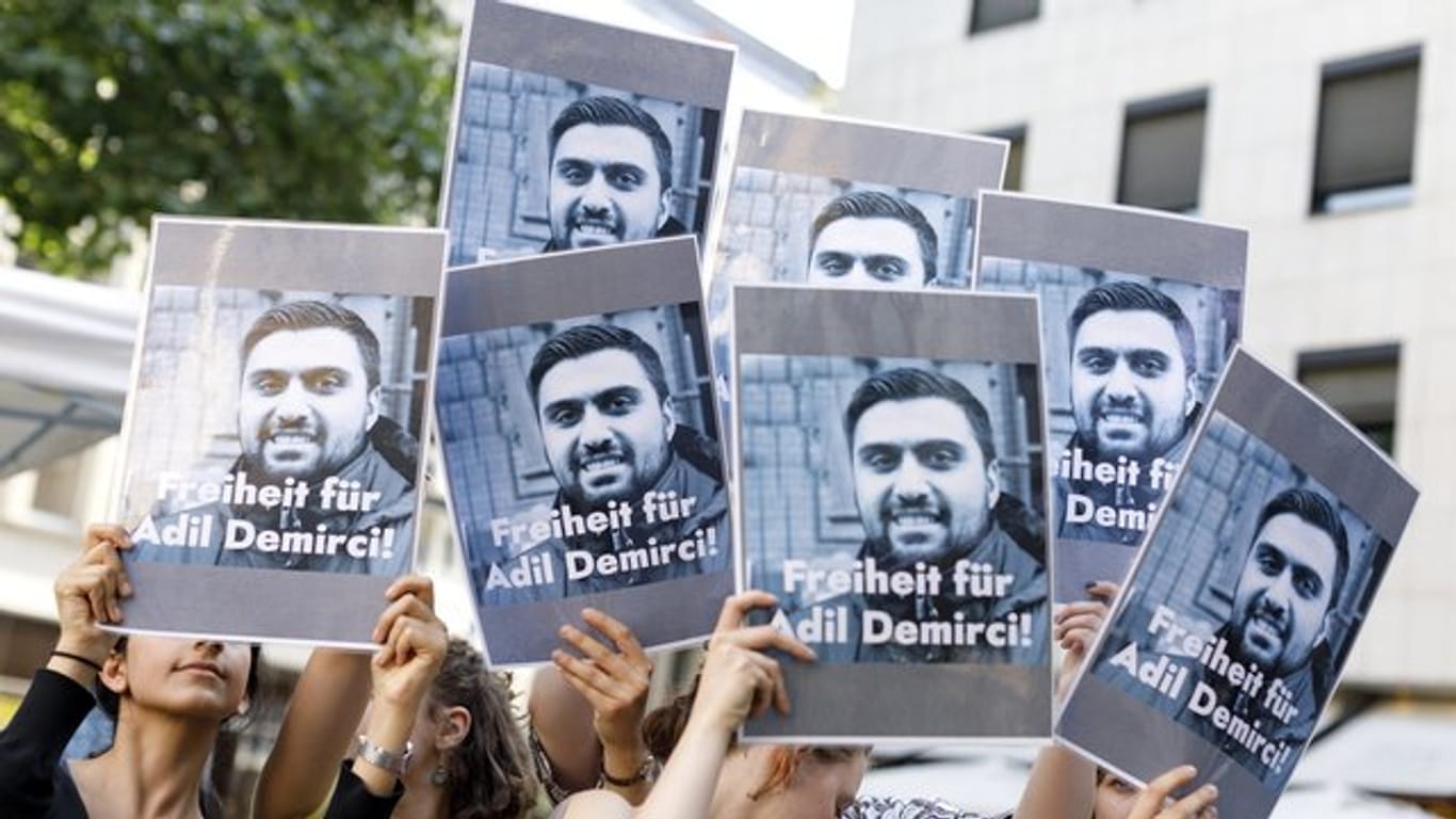 In Köln demonstrieren die Menschen für eine Freilassung Demirci's.