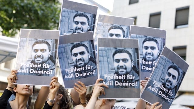 In Köln demonstrieren die Menschen für eine Freilassung Demirci's. In Köln demonstrieren die Menschen für eine Freilassung Demirci's.