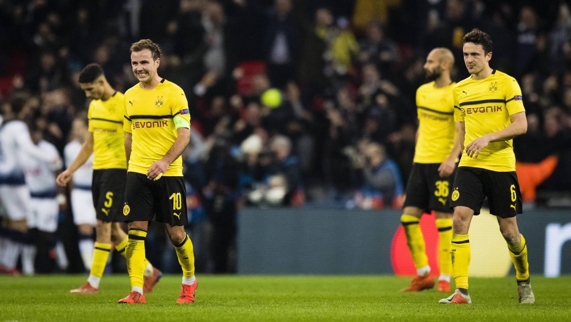 Enttäuschte BVB-Spieler auf dem Rasen in Wembley.