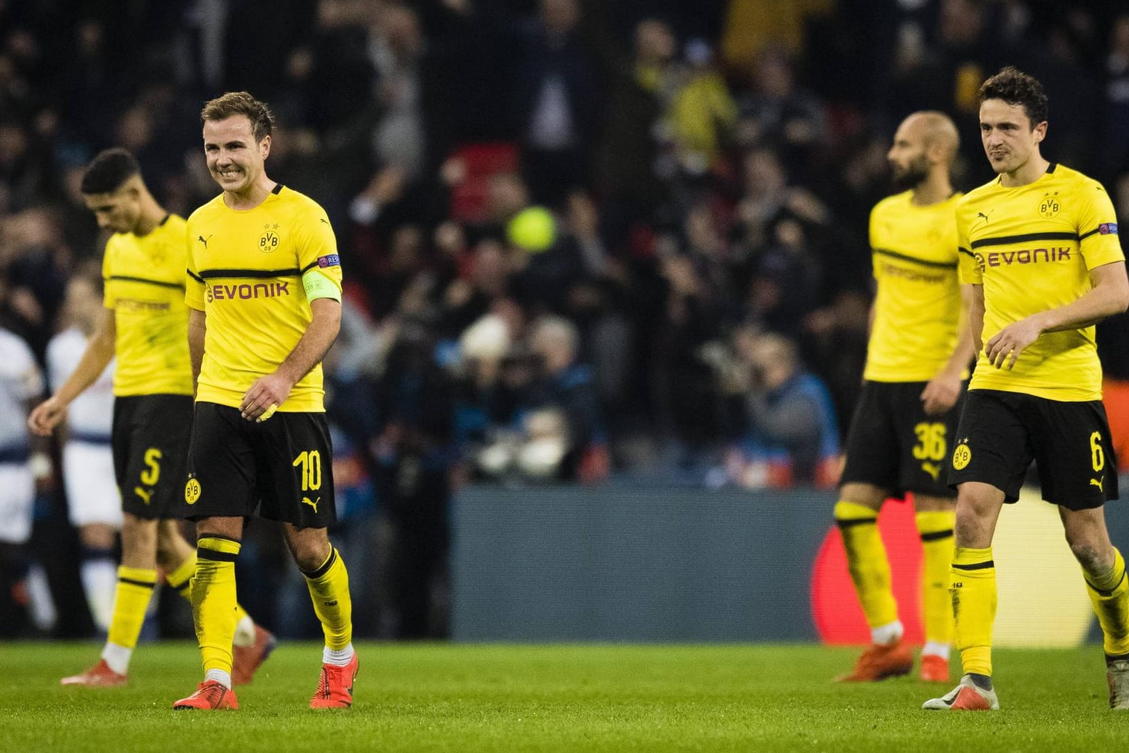 Enttäuschte BVB-Spieler auf dem Rasen in Wembley.