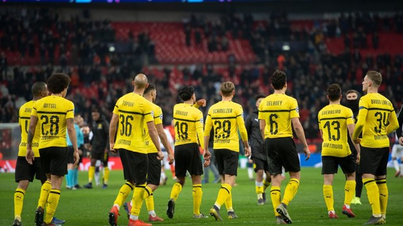 Sichtlich frustriert trotten die Dortmunder Profis nach dem 0:3 bei Tottenham Hotspur vom Platz.