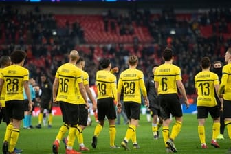 Sichtlich frustriert trotten die Dortmunder Profis nach dem 0:3 bei Tottenham Hotspur vom Platz.