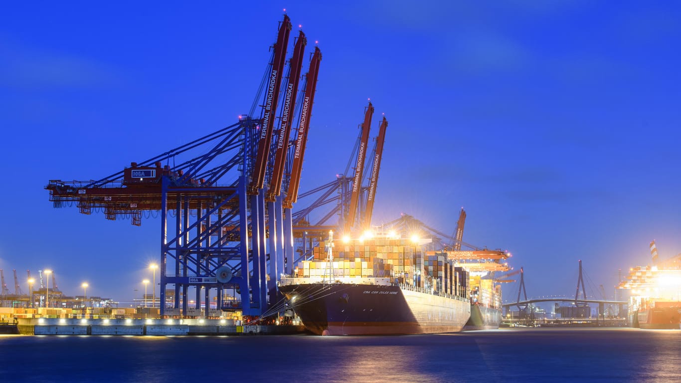 Ein Containerschiff: Internationale Handelskonflikte und die Abkühlung der Weltwirtschaft belasten die exportorientierte deutsche Konjunktur.