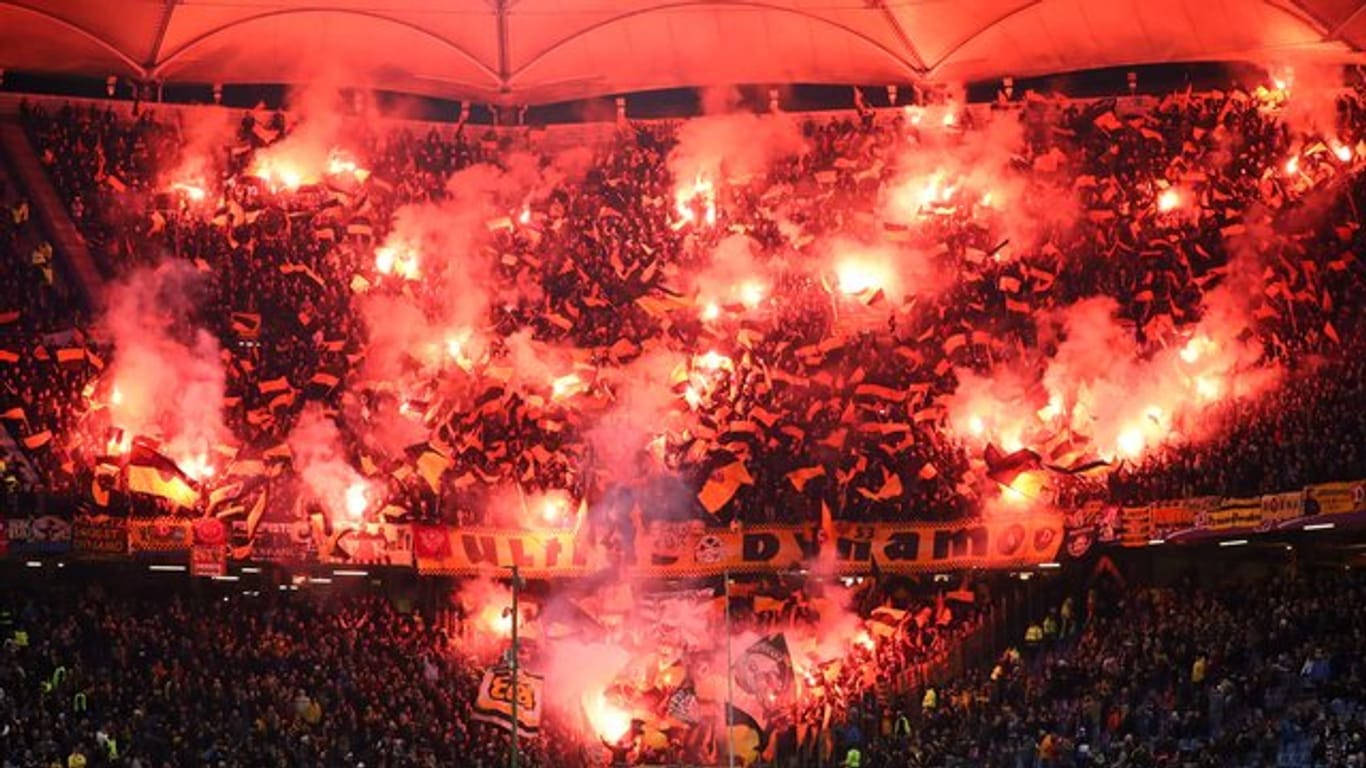 Fans von Dynamo Dresden zünden im Hamburger Volksparkstadion beeindruckendes Feuerwerk.